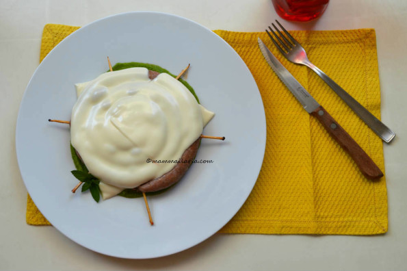 girella di salsiccia su crema di piselli