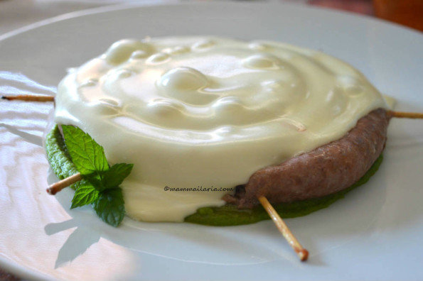 girella di salsiccia su crema di piselli
