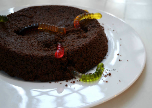 torta di Halloween con i vermetti