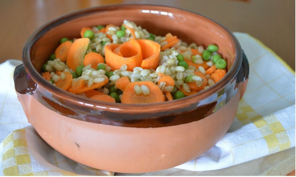 insalata di orzo con piselli e carote