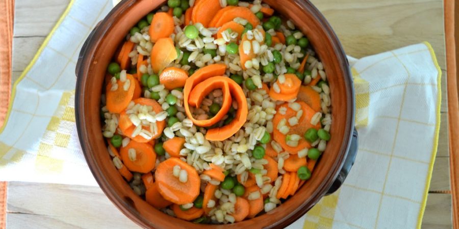 insalata di orzo con piselli e carote