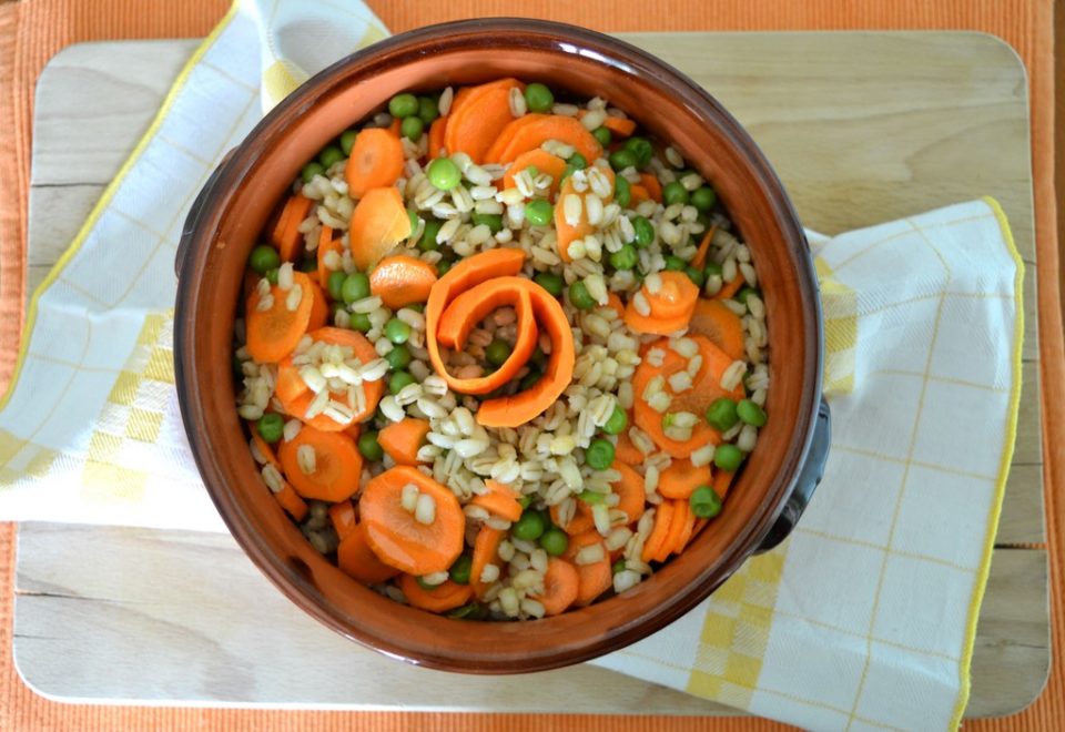 insalata di orzo con piselli e carote
