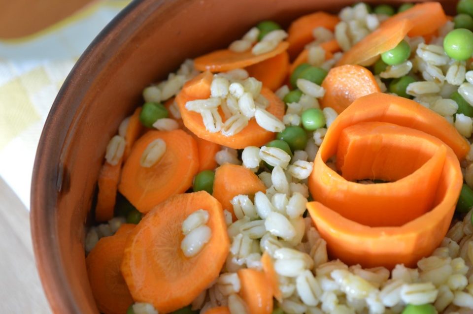 insalata di orzo con piselli e carote