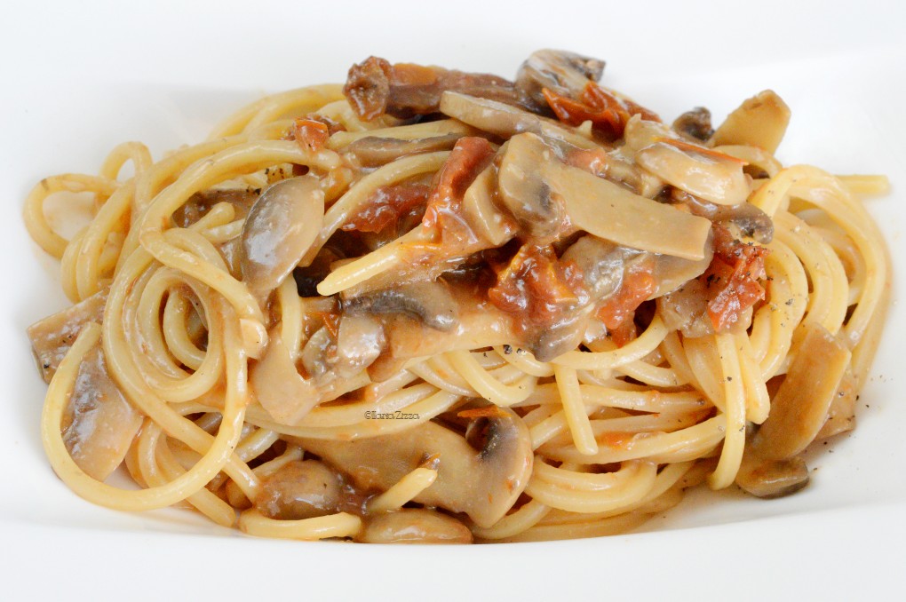 Pasta con funghi e pomodori secchi - Ilaria Zizza